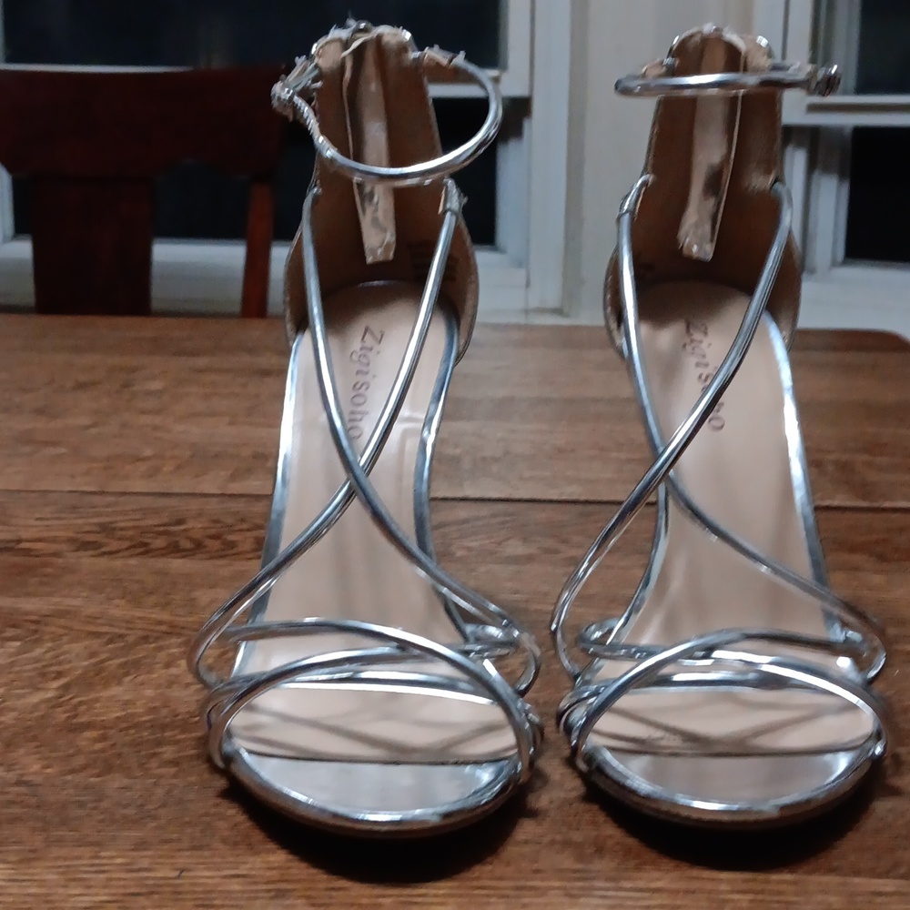 ZIGI SOHO SIZE 8.5 BLAKER CHROME HEELS